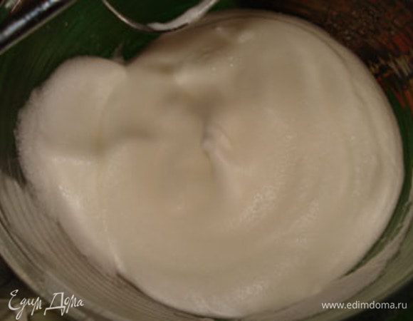 Белки взбейте со щепоткой соли до устойчивых пиков.