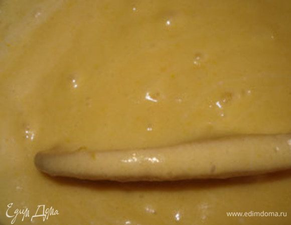 Введите взбитые белки в смесь.