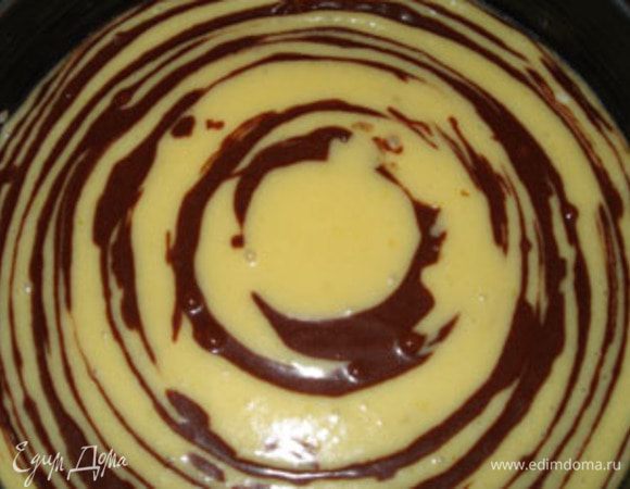 В смазанную сливочным маслом форму влейте тесто по очереди: ложку белого, ложку темного теста.