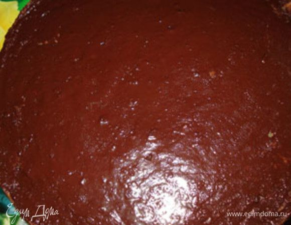 Верх пирога залейте растопленным шоколадом со сливочным маслом. Дайте немного постоять, и все — можно приглашать домашних к столу.