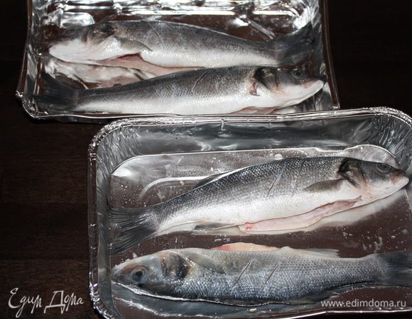 Рыбу очистим от чешуи, удалим жабры и внутренности. Промоем хорошенько и обсушим. Сделаем на ней несколько параллельных надрезов. Посолим, поперчим и уложим на противень или в форму.