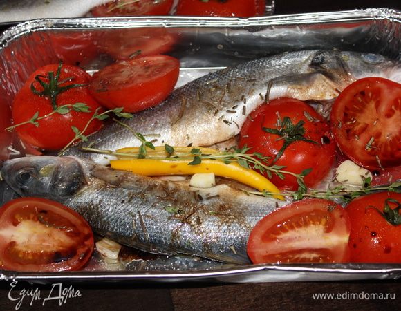 Туда же уложите помидоры. Если у вас небольшие помидорки (типа сливки), не разрезайте кладите прямо так. Солим и перчим их. Поливаем все оливковым маслом, бальзамиком и соком лимона. Добавляем разрезанный пополам перец чили и чеснок (его можно прямо в шелухе). Сверху все присыпаем листиками тимьяна и розмарина.