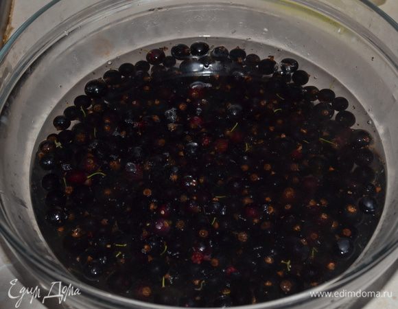 Из 60 гр сахара. меда и воды варим сироп (доводим до кипения и несколько минут варим). Заливаем им очищеную смородину (смородину можна брать и свежую и мороженую).