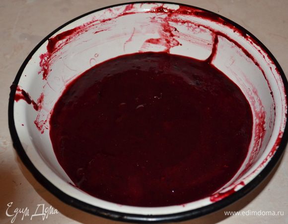 Через несколько минут смородину вместе с сиропом взбиваем блендером. После этого смородину перетираем через сито.