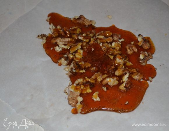 Готовим грильяж. Для этого орехи немного измельчаем и выкладываем на лист пергаментой бумаги. Сахар засыпаем в сотейник (можно добавить ложку воды)  и ставим на средний огонь. Варим помешивая до светло-коричневого цвета, хорошо размешиваем и выливаем на орехи. Даем полностью застыть карамели.
Более детально как варить карамель можете посмотреть здесь: http://www.edimdoma.ru/retsepty/39452-pirozhnoe-bukovinskiy-oreshek