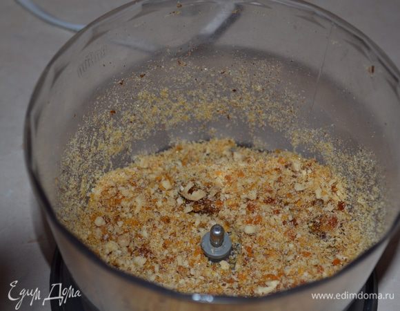 Когда грильяж застынет, перемалываем его в крошку блендером или кухонным процессором.