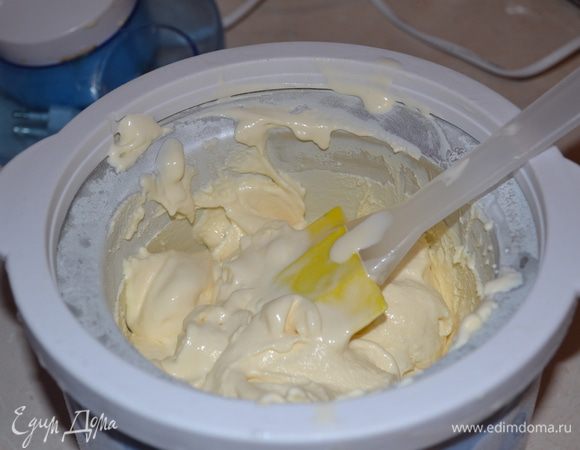 Смешиваем молочную смесь и взбитые сливки. Переливаем смесь в мороженицу , или в емкость и ставим замораживатся на 2-3 часа в морозильную камеру.  Я готовила сливочное мороженое в мороженице. через 20 минут оно уже было готово.