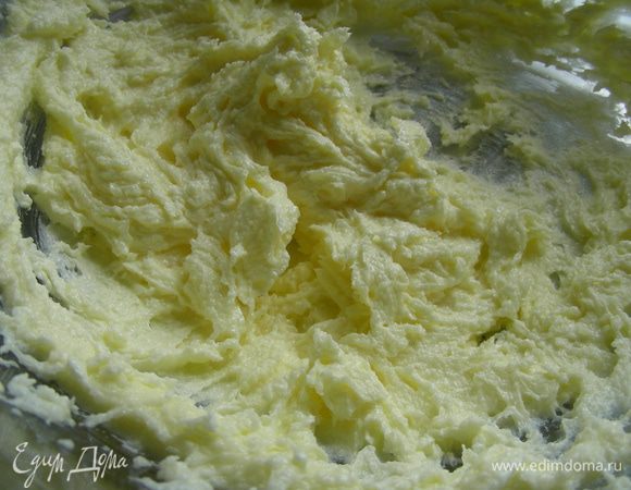 Взбиваем масло с сахаром, ванильным сахаром и солью.
