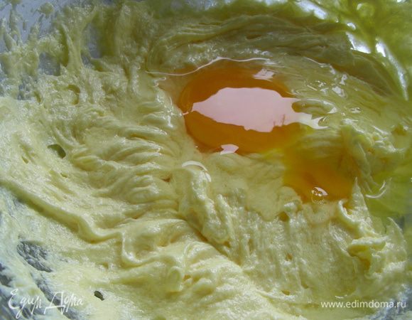 Продолжая взбивать, добавляем по одному яйца.
