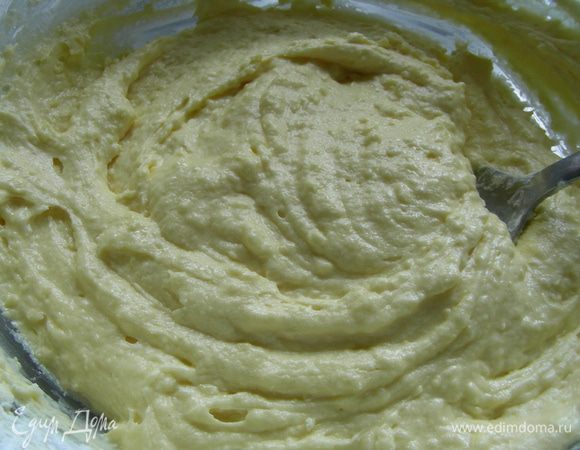 Затем крахмал, муку, разрыхлитель и молоко. Замешиваем тесто (консистенция густой сметаны).
