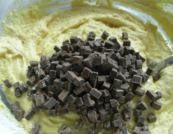 Высыпаем шоколадные капли и перемешиваем.
