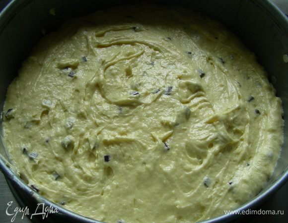 Тесто выкладываем в форму 26-28 см, смазанную маслом или выстеленную бумагой. Ставим в духовку 180-200 гр на 20-30 минут - до золотистого цвета.
