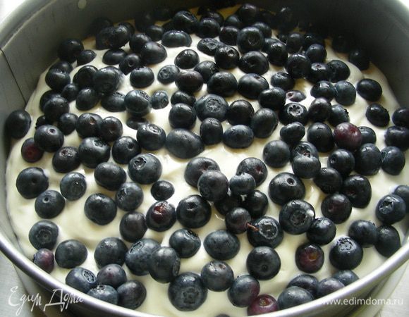 Сверху распределяем вымытую и обсушенную ягоду. Заливаем заливкой для торта, приготовленной по инструкции на упаковке. Это по желанию - мне больше нравится без нее (этакий натуральный вид). Отправляем пирог в холодильник хотя бы на несколько часов или на ночь.
