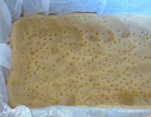 Охлажденное тесто раскатать и выложить в прямоугольную форму с пергаментом. На тесто положить лист пергамента и наколоть вилкой. Выпекать в разогретой до 180°С духовке 20  минут. Готовую корзинку остудить.