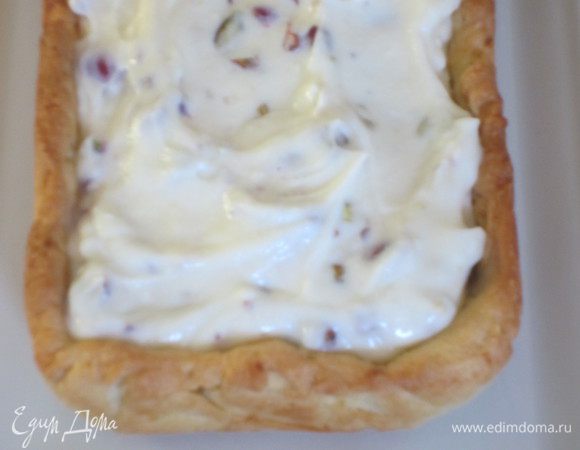 Выложить крем на корзинку...