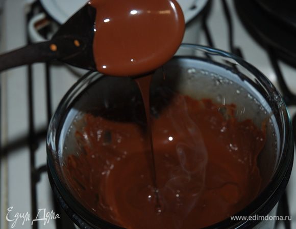Плитки шоколада ломаем на мелкие кусочки и топим на водяной бане