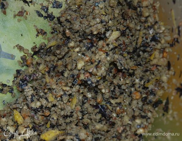 В комбайне смешиваем орехи, базилик и цедру лимона