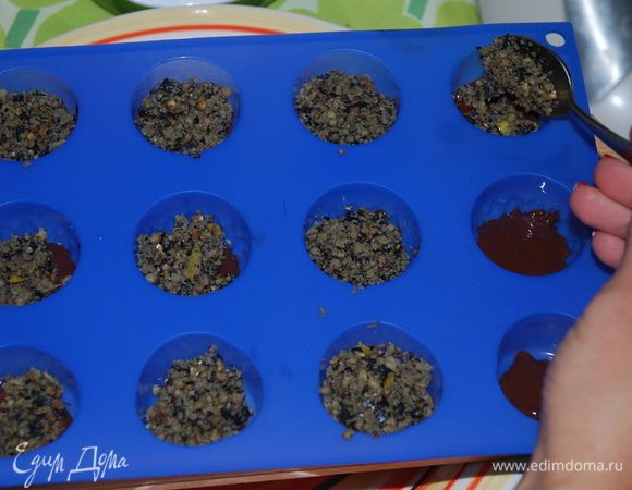 Смесь насыпаем в формочки "вторым" слоем