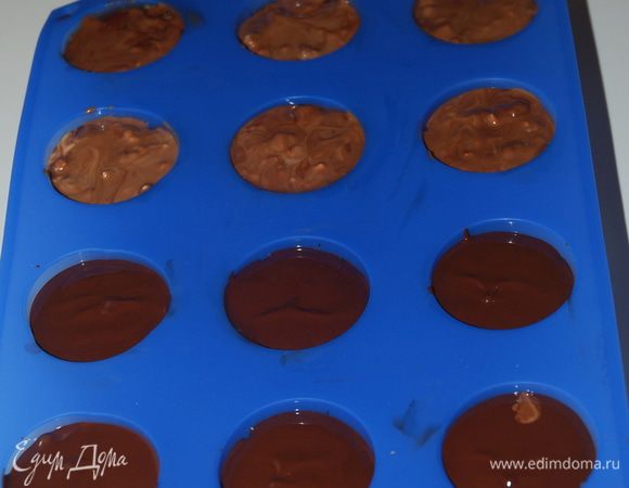 Снова заливаем растопленным шоколадом (у меня было еще чуть белого)
- и в холодильник