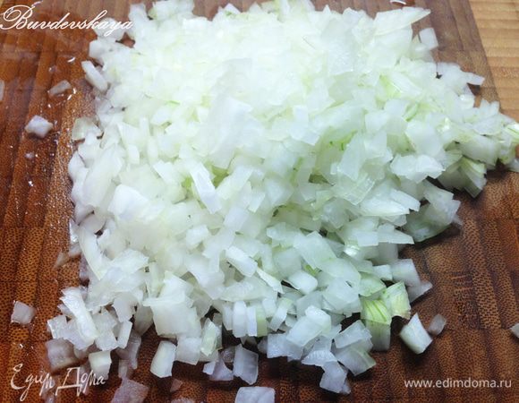 Луковицу очистить и мелко- мелко нарезать.