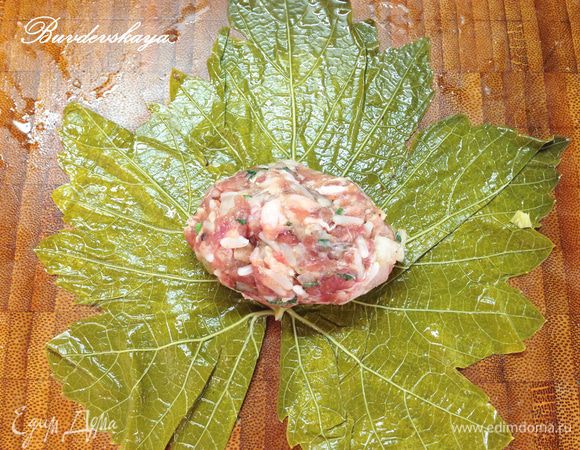 Кладем немного фарша: на лист среднего  размера примерно столовую ложку фарша, на маленький лист – чайную. 