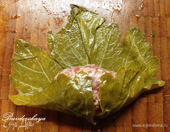 И начинаем заворачивать: сначала заворачиваем нижнюю часть листа, затем боковые и в конце верхнюю часть листа заправляем в образовавшийся кармашек. Так же поступаем и с остальными. 