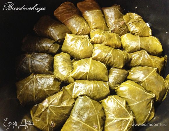 Плотно выкладываем нашу долму на дно мультиварки. У меня получилось в два слоя. И добавляем немного воды, примерно 600 мл. Вода не должна покрывать долму, а лишь доходить до нее. Выбираем режим «Тушение» и ставим готовиться на 40 мин.