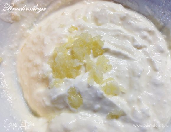 В это время готовим соус: смешиваем мацони и чеснок, пропущенный через пресс.
После окончания программы «Тушения» аккуратно выкладываем долму на блюдо и подаем с соусом! ENJOY !
