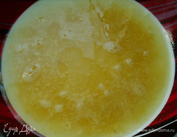 С лимонов снимаем цедру и выжимаем сок.