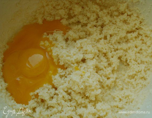 Желтки отделяем от белков. Белки взбиваем в крепкую пену. Масло взбиваем с сахаром добела, добавляем желтки и взбиваем в пышную массу.