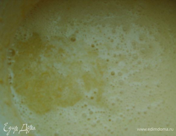 Не переставая взбивать, вливаем тонкой струйкой молоко, а затем сок лимонов с цедрой.