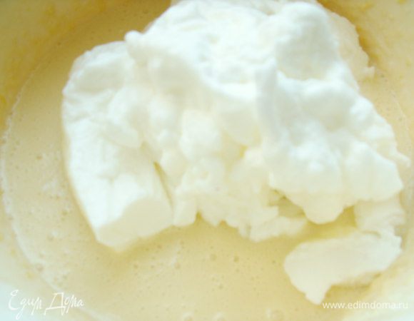 Аккуратно подмешиваем белки.