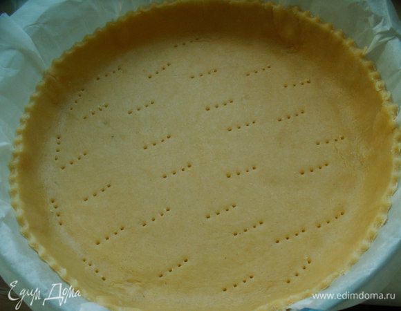Духовку разогреваем на 180С. Тесто раскатваем тонко между 2 листов пекарской бумаги и перекладываем в форму с нижним листом. Бортики должны быть не ниже 4 см, т.к. крема много! Если весь крем не поместится, то остатки можно запечь отдельно. Выпекаем корж 15 минут.
