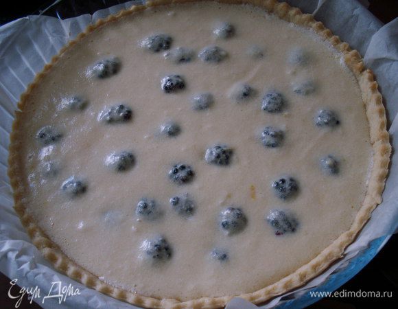 Духовку убавляем на 150 С.  Начинку выливаем на основу, разравниваем ягоды и ставим в духовку на 40-50 минут. 