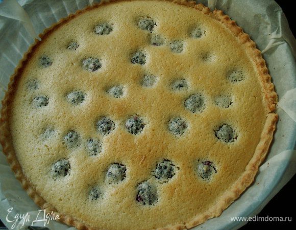 Ориентир готовности - золотистая корочка. Вот такой простой и аппетитный тарт получается. BON APPETIT!