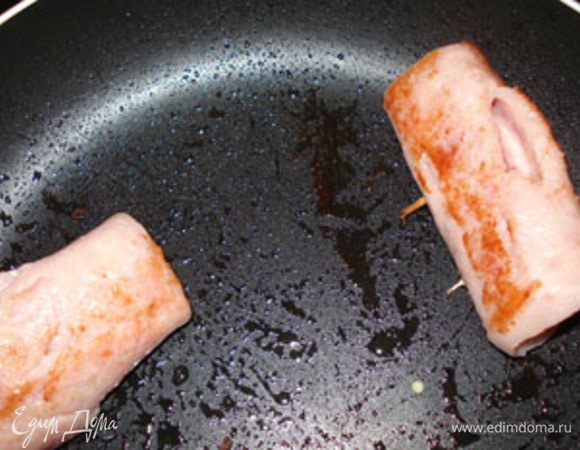 Рулетики из ветчины обжарить до румяного цвета. Следить за тем, чтобы сыр не начал вытекать.