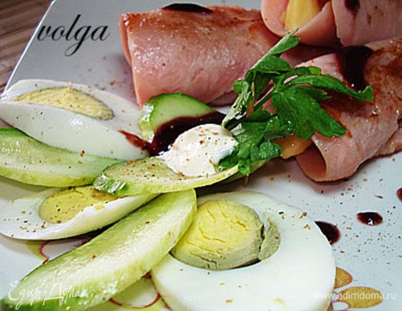 Огурец и яйцо порезать кусочками. 2 кружочка огурца использовать в качестве "тарелочек" для соусов. На тарелку выложить ветчинные рулетики, кружочки яйца и огурца. Посолить и поперчить. Можно приглашать любимого к завтраку... 