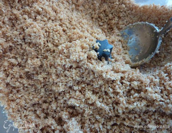 В кухонном комбайне, размолоть крекеры до мелких крошек. Добавить сливочное масло, 2 столовые ложки сахарного песка и 1/4 чайной ложки соли и хорошо размешать .
