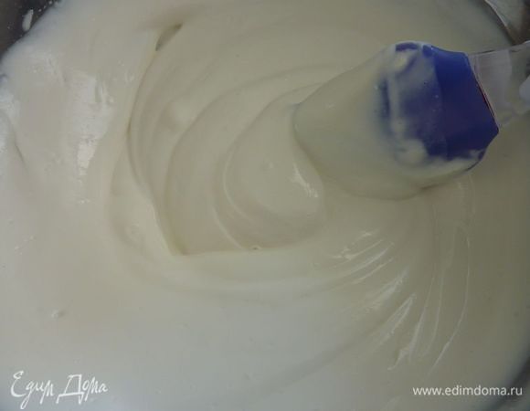 Ввести взбитые сливки.