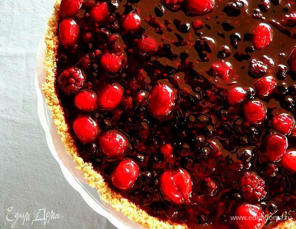 В кастрюли смешать ягоды и крахмал ( сахар по желанию ) на не высоком огне помешивая довести до загустения и очень важно полностью охладит, залить ягодами чизкейк (свежие фрукты или ягоды просто разложить сверху )
