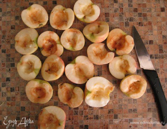 У меня потенциально яблоки с червяками, поэтому я порезала их пополам и аккуратно удалила сердцевину, сформировав таким образом необходимую лунку. Кожуру не стала трогать, потому что она еще не загрубела и мне нравится ее цвет. Потом поставила на огонь воду и пошла заниматься основой пирога.
