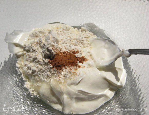 Отделила 4 желтка от 4 х  белков. В желтки положила чашку сметаны, 1 ст.л. муки, 1 ст.л. сахара. Я добавила щепотку ванилина, хотя в оригинальном рецепте об этом ни слова. Ну, вот просто для капельки изысканности и утонченности. И пол чайной ложки корицы. Соответственно для восточного колориту.Все тщательно перемешала.
Тем временем вода закипела, и я опустила в нее яблоки. Минуты на три. И тут же откинула на дуршлаг.
