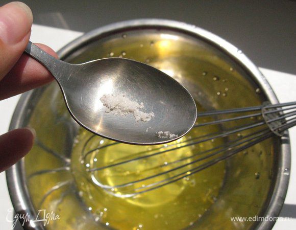 Белки взбила в пену со щепоткой соли и ввела в основную массу.