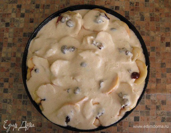 В завершении вылила сметанную смесь на яблоки. И в духовку.