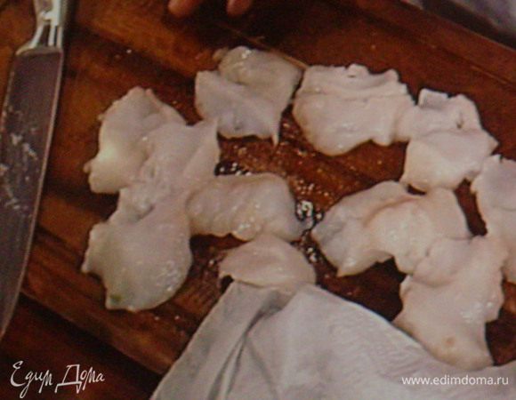 Рыбку нарезать небольшими кусочками, посолить, поперчить, сбрызнуть соком лимона. На сковороде разогреть оливковое масло, добавить в него свежий тимьян и обжарить филе рыбки с обоих сторон.