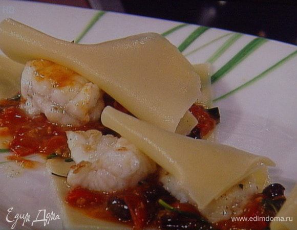 Теперь все ингридиенты готовы, осталось собрать лазанью: как и  любую лазанью собираем  слоями, чередуя каждый слой соусом:  тесто, соус, рыбка, соус...