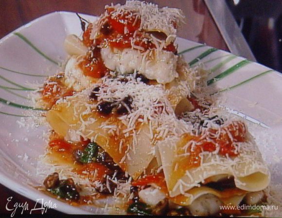 И ёще больше !!! Пармезаном лазанью не испортить)))