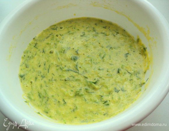 Добавить к кабачкам яйца, молоко, соль, перец по вкусу, мелко нарезанную зелень и муку,  50мл растительного масла, перемешать. Тесто по консистенции – чуть гуще, чем на блины.