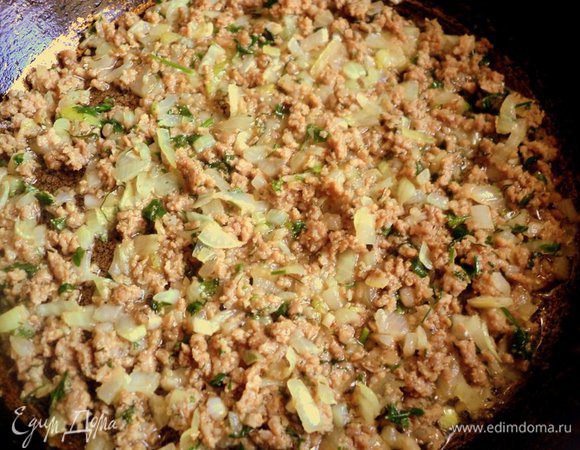 Для начинки  поджарить на растительном масле фарш вместе с мелко нарезанным луком. Посолить, поперчить по вкусу, добавить мелко нарезанную зелень.