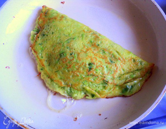 И накрыть фарш свободной стороной блина, слегка прижав лопаткой края, чтобы они склеились. 